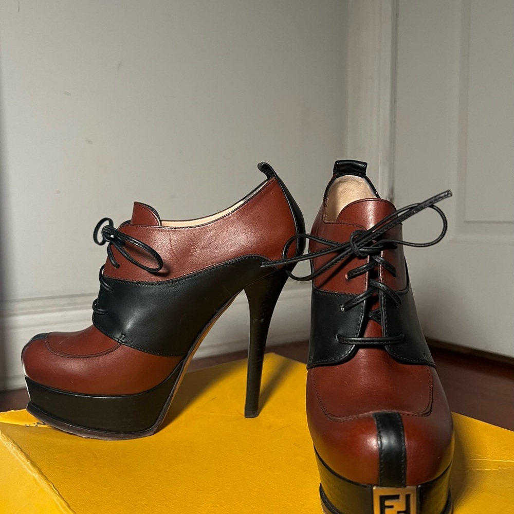 Fendi brown & black lace up leather platform heels